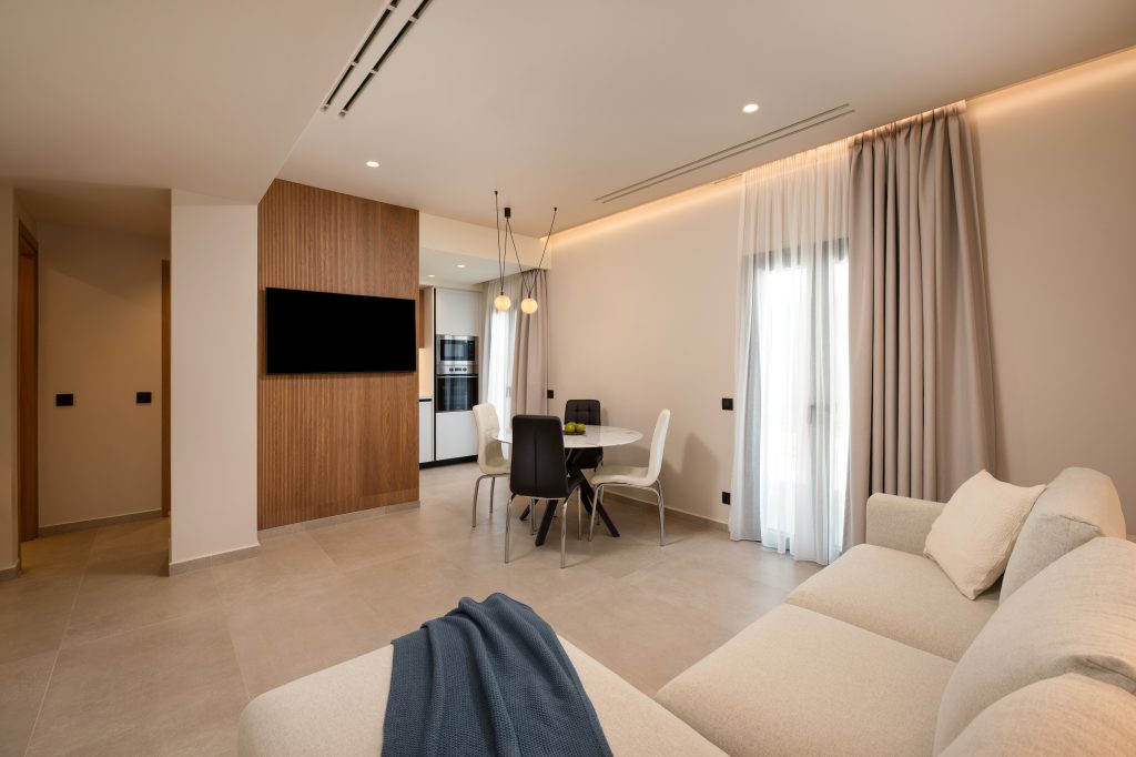 Welcome to Pelagia’s Place, a bright and stylish one-bedroom apartment located right in the main square of Elounda. Just steps from the sea, local shops, and tavernas, it’s the perfect spot for relaxing and exploring.